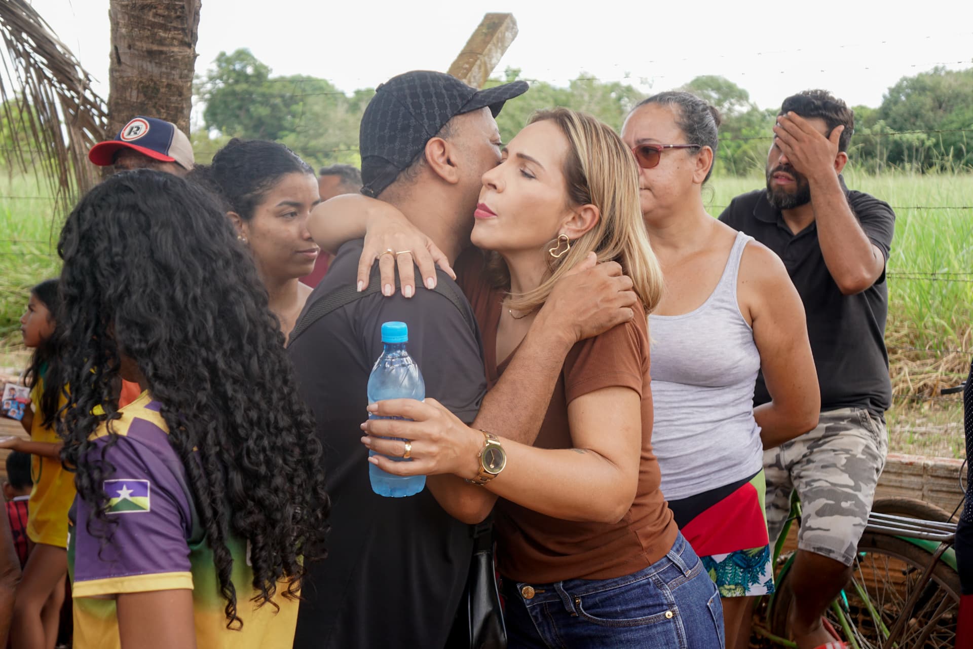 Dra. Tânia Sena abraçando morador durante visita à zona rural