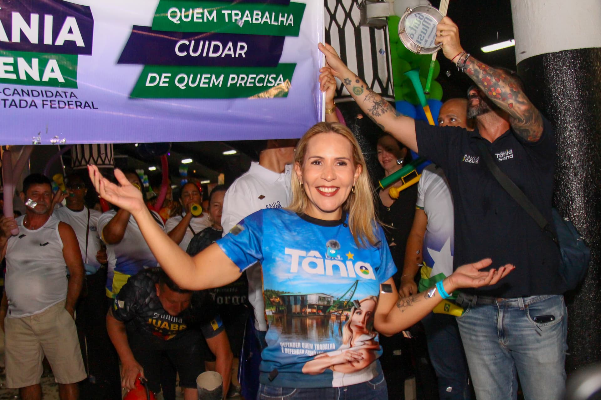 Dra. Tânia Sena comemorando com apoiadores em evento de campanha