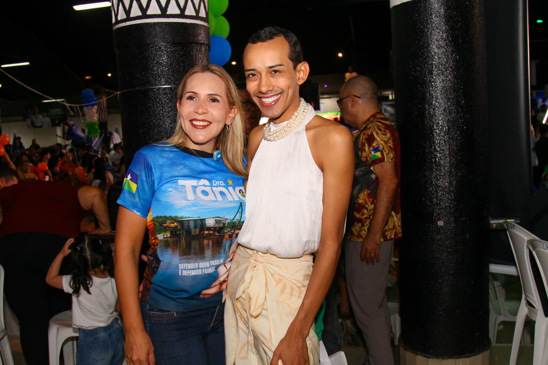 Dra. Tânia Sena ao lado de apoiador em encontro comunitário