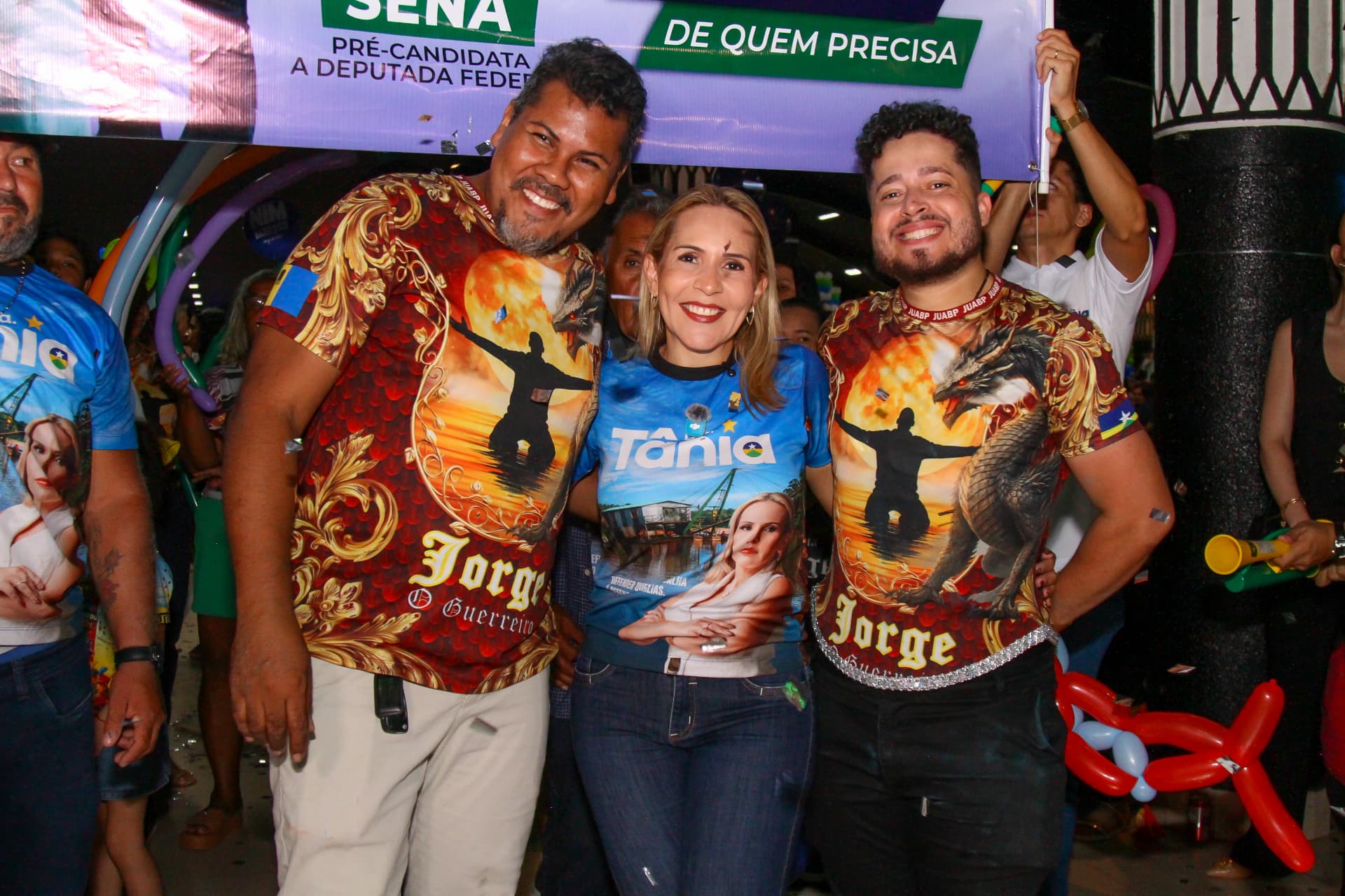 Dra. Tânia Sena com apoiadores durante festa comunitária