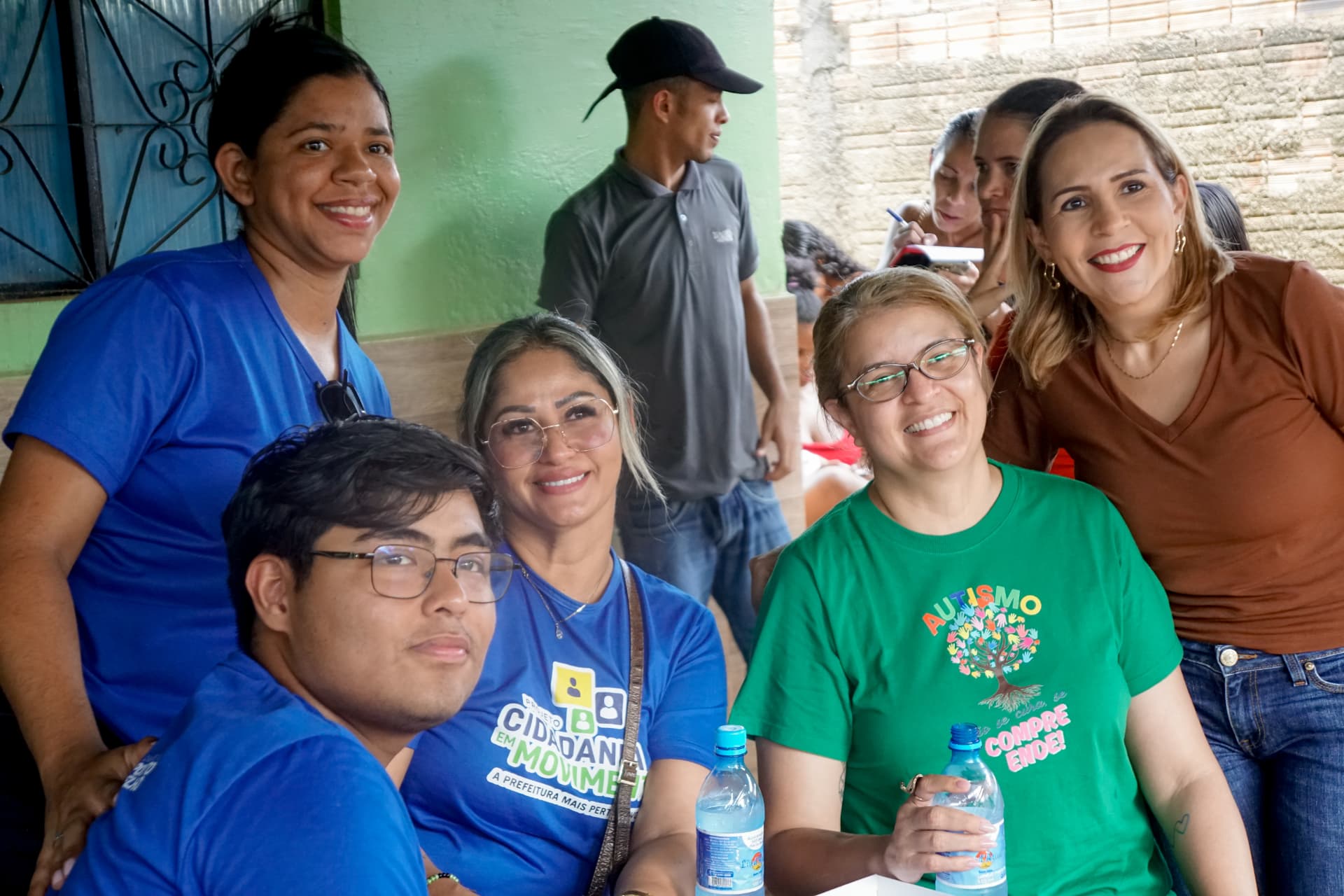 Dra. Tânia Sena com participantes do projeto Cidadania em Movimento